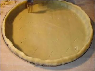 Morceau de pâte amincie au rouleau, servant à foncer un moule et qui forme la partie inférieure d'une tarte.
