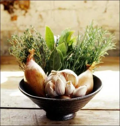 Une tête de ce bulbe se compose de plusieurs caïeux.