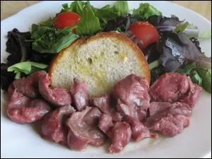 Morceaux d'une volaille, en particulier les pattes, la crête, le cou, les ailerons, le foie, le gésier et le cur.