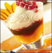 La pêche Merga est un délicieux dessert à base de pêches et de glace vanille recouvert de coulis de framboise.