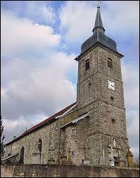 Voici l'église Saint-Basle de Dombasle-devant-Darney. Village de Lorraine, il se situe dans le département ...