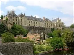 Nous partons visiter le château des Ducs de la Trémoille. Pour ce faire, nous devons nous rendre à Thouars, ville picto-charentaise située dans le département ...