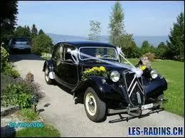 Vive les mariés ! Quelle est cette voiture dans laquelle vont prendre place les jeunes mariés ?