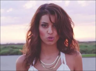 Dans quelle chanson retrouve-t-on les paroles suivantes : "La nuit vient de tomber, l'envie s'éveille en moi" ?
>