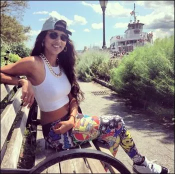 Dans quelle chanson retrouve-t-on les paroles suivantes : "J'ai des projets plein la tête, des valises qui sont toujours prêtes" ?