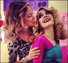 De quelle couleur sont les peignoirs des filles avant la représentation ?