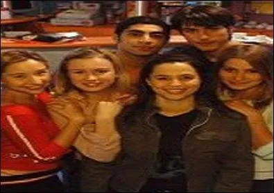 C com-ç@ est une série qui passait dans l'émission KD2A. Elle met en scène huit amis qui se cherchent, vivent les affres de l'adolescence et cherchent surtout leur voie.
Sur quelle chaîne passait-elle ?