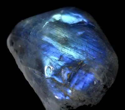 La pierre dite "pierre de lune" est :