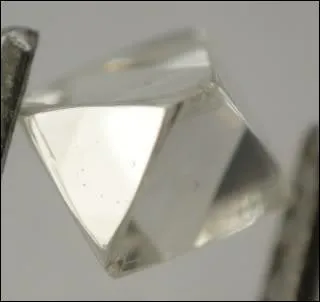 Le diamant est le seul minéral capable :