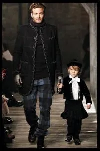 Hudson Kroenig, le fils du top américain Brad Kroenig, est, à 6 ans à peine, le petit protégé d'un très grand créateur de mode. Lequel ?