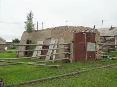 Abri utilisé en Sibérie, remplace, en été, la yourte d'hiver !