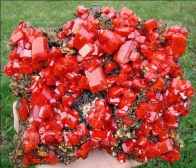 Ce minéral cancérigène est obtenu en laboratoire, il s'agit de :