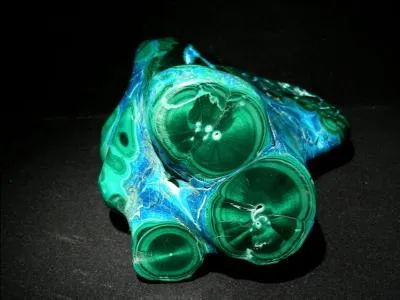 Cette association "malachite - chrysocolle" est obtenue de manière tout à fait :