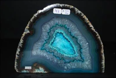 La couleur de cette calcédoine agate est tout à fait :