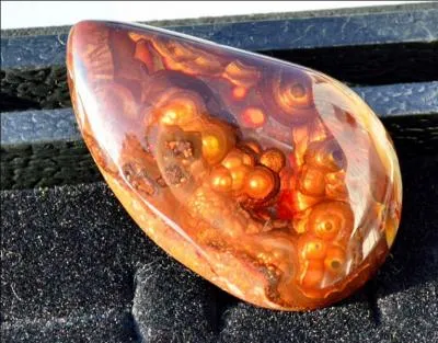 Les reflets et couleurs de cette variété d'agate sont tout à fait :