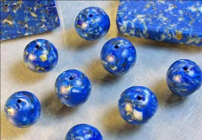 Ces perles bleues sont en lapis-lazuli tout à fait :