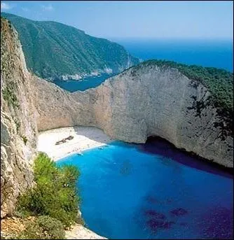 Sur quelle île grecque, son père le laissa-t-il succéder comme roi ?