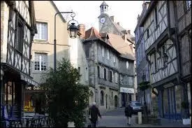 Nous flânons dans les rues de la ville auvergnate de Montluçon. Nous nous situons dans le département ...