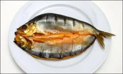 La vingt-deuxième lettre de l'alphabet grec est mon premier.
Si ma seconde est bleue, elle est vive.
Dégustez mon tout, légèrement fumé, spécialité de Boulogne-sur-Mer !