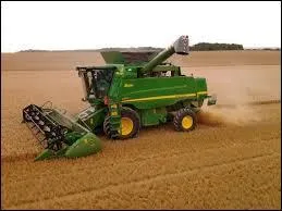 Comment s'appelle cette machine agricole ?