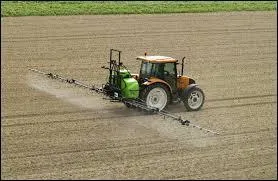 Comment s'appelle l'engin accroché à l'arrière du tracteur ?
