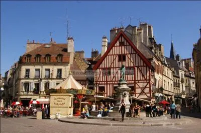 Vous avez ma première si vous êtes considéré. Mon second est dans les bras de Morphée. Le chef-lieu de mon tout est :