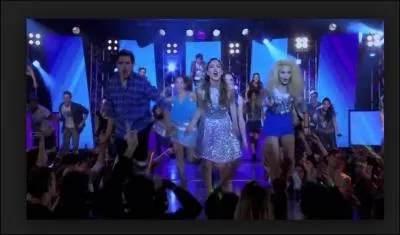 Quelle est la dernière chanson chantée dans la saison 2 pour la fin de la saison ?