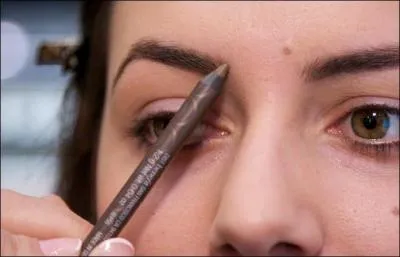Plusieurs femmes n'aiment pas les crayons à sourcils. Pour quelle raison ?