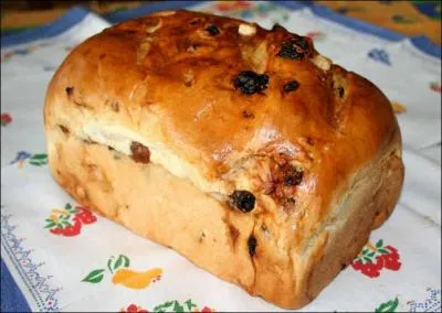 Le cramique est un pain brioché belge fourré de .....