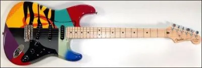 Regardez bien la guitare et trouvez son propriétaire !