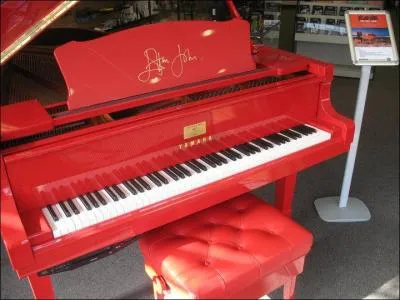 Ce piano vous aidera sans doute à trouver le nom du chanteur !