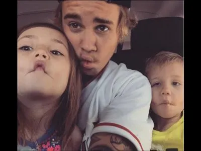 Qui sont ces deux enfants trop mignons (sur la photo avec JB) ?
