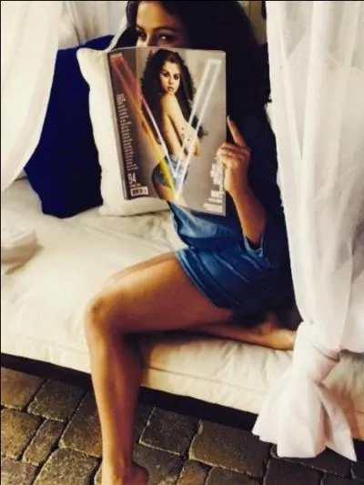 Sur la photo, Selena est...