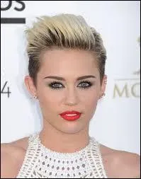 Qui est-ce ?
Indice : c'est une chanteuse.