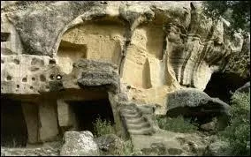 Je vais vous faire découvrir les Grottes de Calès. Pour ce faire, nous devons nous rendre à Lamanon, commune Bucco-Rhodanienne située en région ...