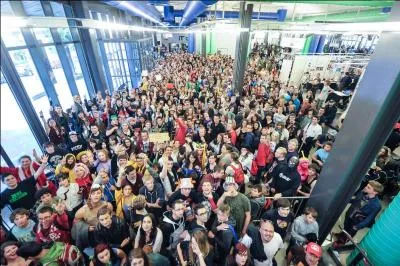 Dans quelle convention se rend-il chaque année en Suisse ?