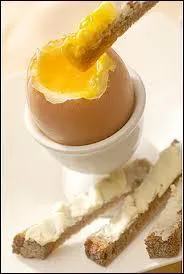 Combien de temps faut-il laisser un oeuf dans l'eau bouillante pour obtenir un oeuf à la coque ?