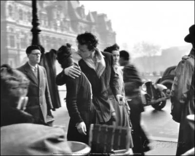 Qui est l'auteur de la célèbre photographie intitulée, 'Le baiser de l'hôtel de ville' ?