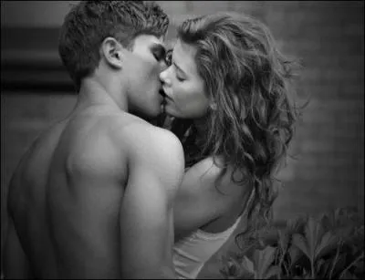 Sous quelle plante (ou arbre) chez les druides, il était de coutume d'échanger un baiser en signe d'amitié et de bienveillance ?