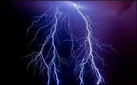 1) Foudre : tonneau d'une grande capacité.
2) Foudre : décharge électrique aérienne.