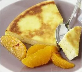 Ce dessert est un fiadone avec oranges et safran. Quelle est sa base de préparation ?