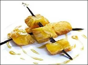 Sur quoi ces morceaux d'ananas caramélisés ont-ils été enfilés ?