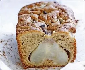 Quel fruit entier et debout y a-t-il dans ce cake ?