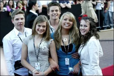 Qui sont les acteurs sur cette photo ? Et quels sont les personnages qu'ils jouent ?