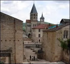 Nous partons maintenant à Cluny. Ville de Saône-et-Loire connue pour son abbaye, elle se situe en région ...