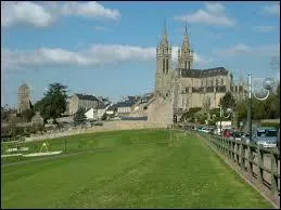 Je vais vous faire découvrir la ville bas-normande de Saint-Hilaire-du-Harcouët. Nous devons nous rendre dans le département ...