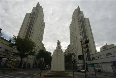 Entre 1927 et 1934, où furent construits les premiers gratte-ciel en France ?