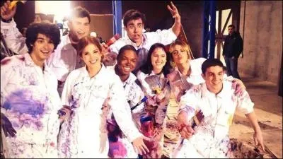 Avant de faire le concert, ils visitent tous un studio, mais à qui appartient-il ?