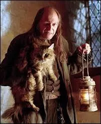 Comment se nomme la chatte de Rusard ?