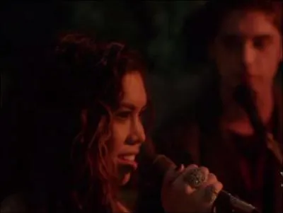 Callie obtient un travail dans un bar, comment l'obtient-elle ?